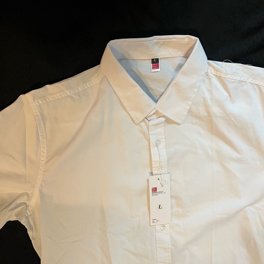 Men’s white short sleeves button down shirt. Size L.